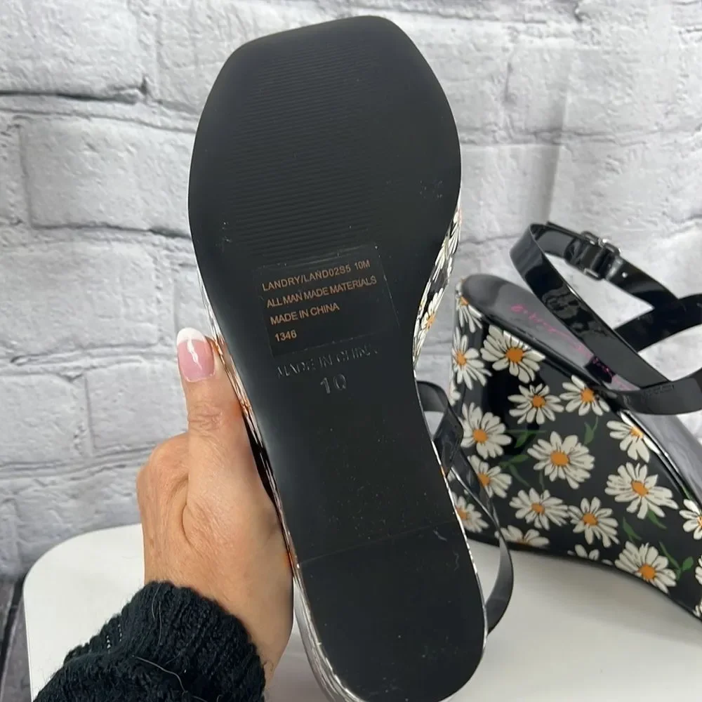 Betsey Johnson Black Patent Daisy Print Wedge Sandals - Picture 6 of 9